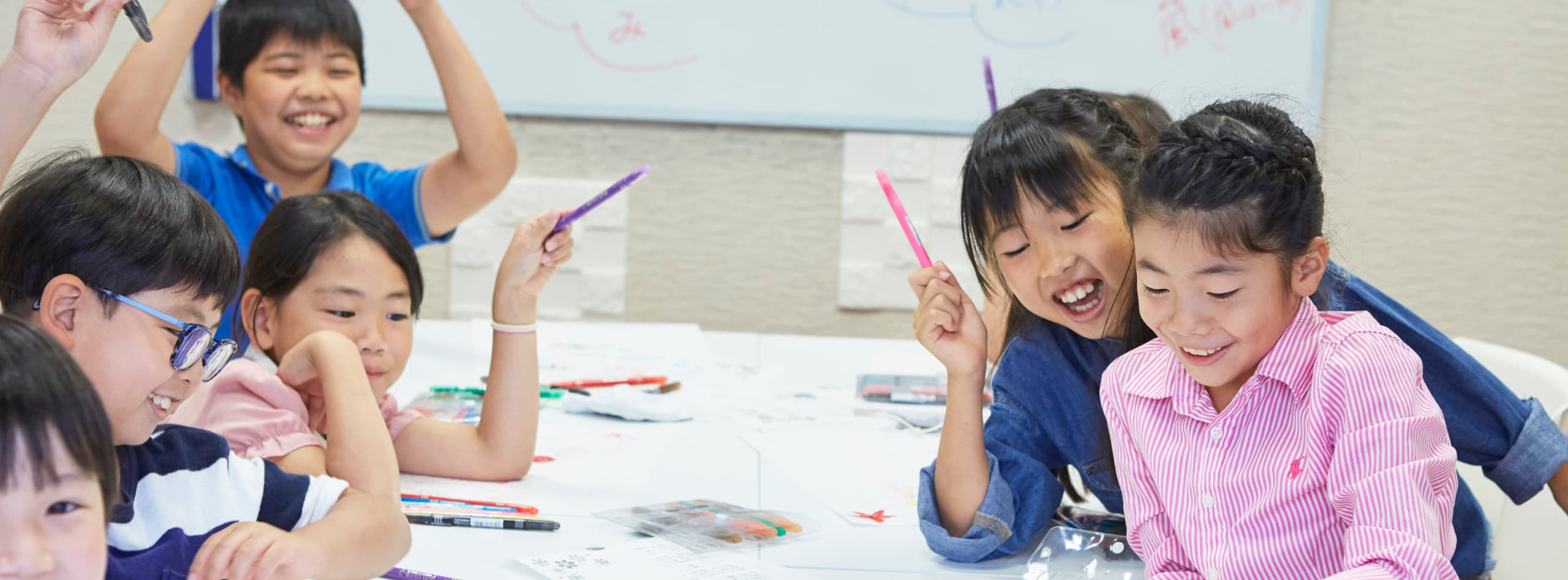 友達と学ぶ子どもたちの授業風景