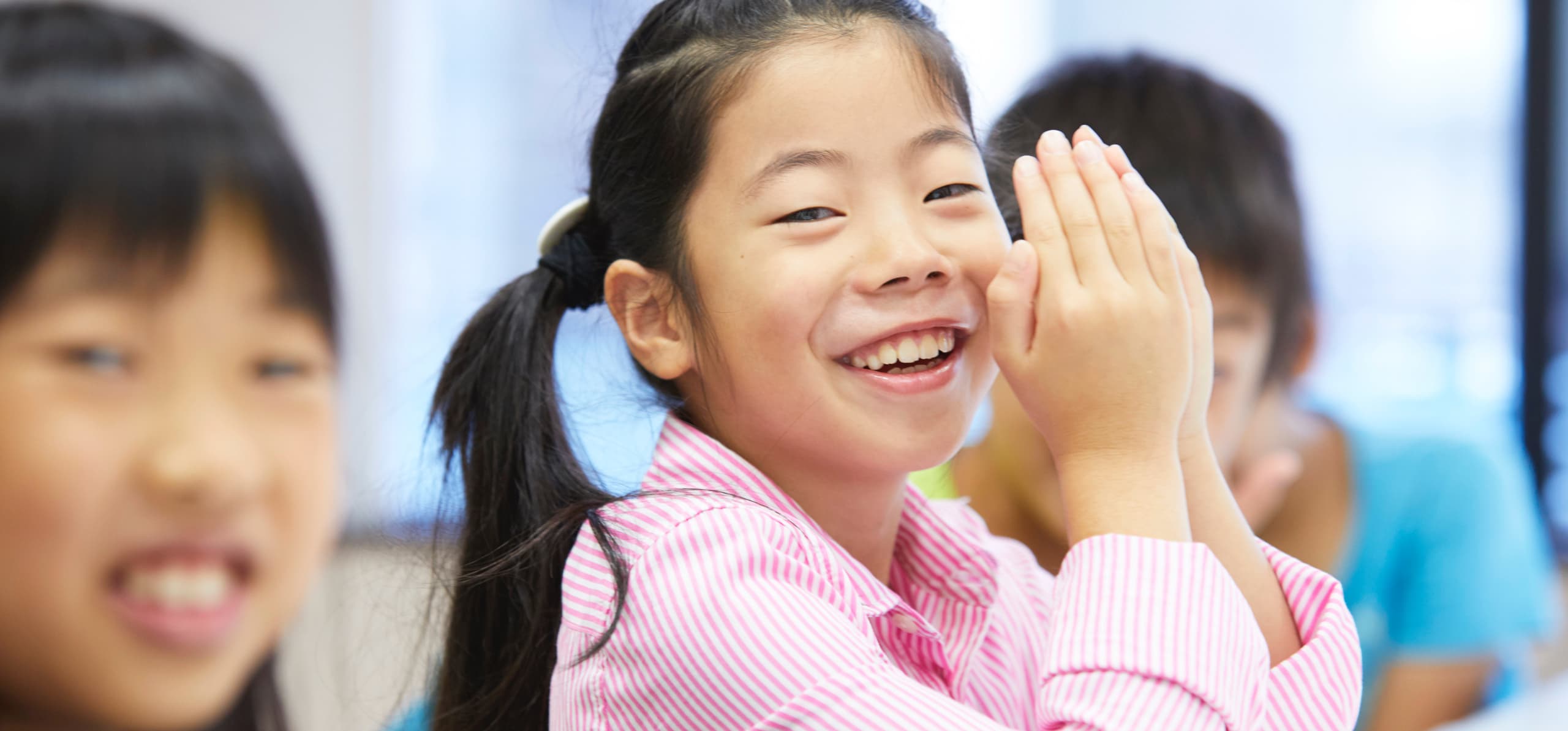 仲間と対話しながら学ぶ子どもたち