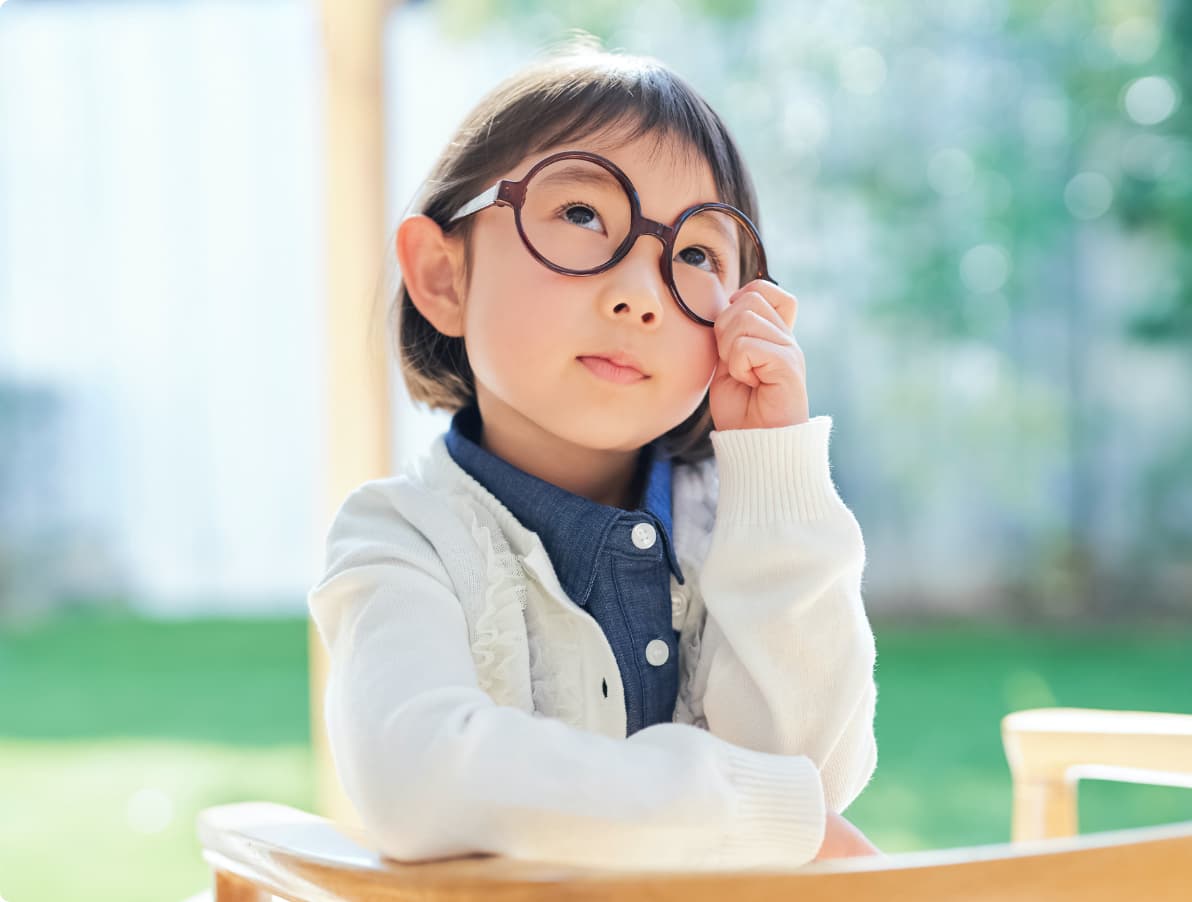 窓辺で興味を持って考える女の子